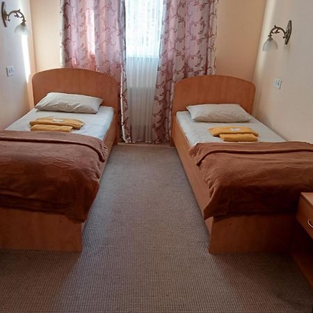 Hostel Iskra Λβιβ Εξωτερικό φωτογραφία